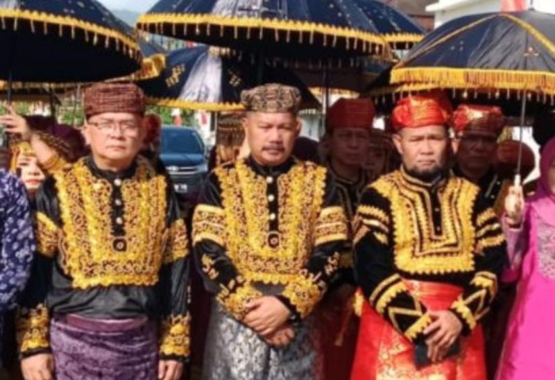 Bupati Kerinci Monadi menerima gelar adat ‘Depati Stuo Cahayo Negeri dalam Kenduri Sko Tigo Luhah Permenti di Duo Desa Kemantan, Minggu (10/8/2025).