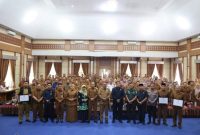 Walikota Sungai Penuh, Alfin, menandatangani komitmen bersama pengelolaan persampahan didampingi Wawako Azhar dan jajaran Forkopimda.
