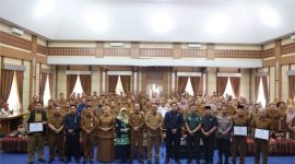 Walikota Sungai Penuh, Alfin, menandatangani komitmen bersama pengelolaan persampahan didampingi Wawako Azhar dan jajaran Forkopimda.
