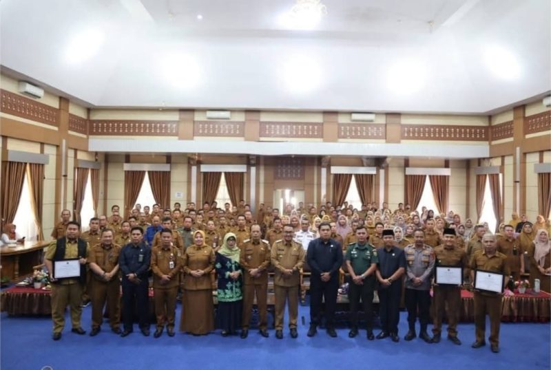 Walikota Sungai Penuh, Alfin, menandatangani komitmen bersama pengelolaan persampahan didampingi Wawako Azhar dan jajaran Forkopimda.
