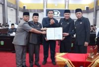 pemerintah kota sungai penuh Sungai Penuh bersama Pimpinan DPRD,  usai penandatanganan pada Rapat Paripurna Masa Persidangan III.( Foto Humas  Pemkot)

