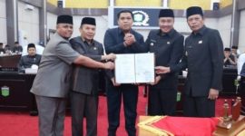 pemerintah kota sungai penuh Sungai Penuh bersama Pimpinan DPRD,  usai penandatanganan pada Rapat Paripurna Masa Persidangan III.( Foto Humas  Pemkot)


