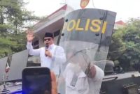 Bupati Pati Sudewo dilempari sandal dan botol saat menemui masa  13/8/2025, ( Foto Screenshot)
