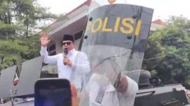 Bupati Pati Sudewo dilempari sandal dan botol saat menemui masa  13/8/2025, ( Foto Screenshot)
