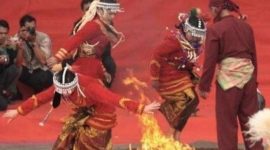 Penari Tari Niti Mahligai  di Kerinci, Jambi.