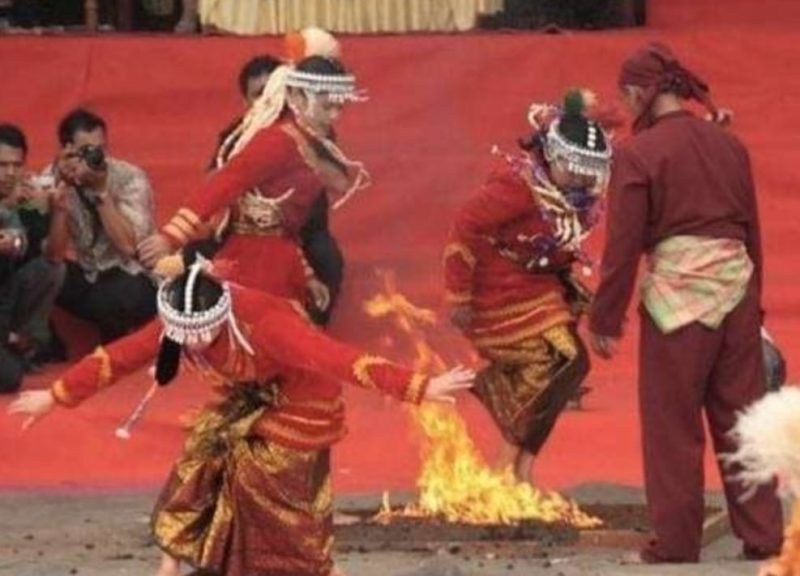 Penari Tari Niti Mahligai  di Kerinci, Jambi.