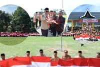 Walikota Sungai Penuh bersama Forkopimda menyerahkan bendera merah putih kepada tokoh masyarakat pada peringatan Hari Pramuka ke-64.