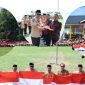 Walikota Sungai Penuh bersama Forkopimda menyerahkan bendera merah putih kepada tokoh masyarakat pada peringatan Hari Pramuka ke-64.

