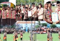 Walikota Sungai Penuh, Alfin, SH, menyematkan tanda penghargaan kepada Pramuka Garuda pada Apel Besar Hari Pramuka ke-64 di Lapangan Merdeka.
