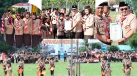 Walikota Sungai Penuh, Alfin, SH, menyematkan tanda penghargaan kepada Pramuka Garuda pada Apel Besar Hari Pramuka ke-64 di Lapangan Merdeka.
