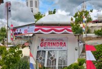 Suasana Kantor DPC Partai Gerindra Kota Sungai Penuh yang dihiasi Bendera Merah Putih dan umbul-umbul dalam rangka menyambut HUT ke-80 Republik Indonesia.