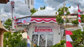 Suasana Kantor DPC Partai Gerindra Kota Sungai Penuh yang dihiasi Bendera Merah Putih dan umbul-umbul dalam rangka menyambut HUT ke-80 Republik Indonesia.