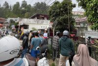 Warga memadati lokasi kasus penusukan di Desa Pelayang Raya, Kota Sungai Penuh, Jambi, Jumat 15/8/2025 ( Foto Lalan)

