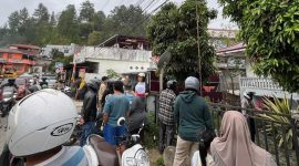 Warga memadati lokasi kasus penusukan di Desa Pelayang Raya, Kota Sungai Penuh, Jambi, Jumat 15/8/2025 ( Foto Lalan)


