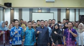 Bupati Kerinci Monadi meninjau pelaksanaan Bimtek penggunaan aplikasi SRIKANDI dan GEMA DESA di Aula Bappeda Litbang, Kamis (14/8/2025).

