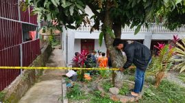 Polisi memasang garis polisi di sekitar halaman rumah warga untuk mengamankan lokasi kejadian. ( Foto Humas Polres Kerinci)

