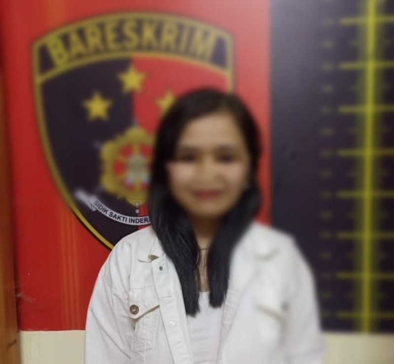 Perempuan terduga pelaku kasus penipuan dan penggelapan ( Foto Polres Kerinci)