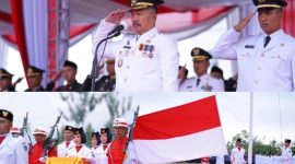 Bupati Kerinci Monadi memimpin upacara HUT ke-80 RI di halaman Kantor Bupati, Bukit Tengah Siulak, Minggu (17/8/2025).
