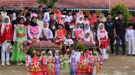 Anak-anak Desa Talang Lindung tampil percaya diri dalam fashion show busana daur ulang pada peringatan HUT RI ke-80.