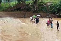Tangkapan layar warga Sukabumi menyeberangi sungai 

