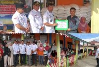 Bupati Kerinci, Monadi, menyerahkan langsung bantuan beras CPPD kepada warga terdampak angin puting beliung di Desa Batang Sangir, Kecamatan Kayu Aro, Rabu (20/8/2025).”