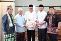 Walikota Alfin menyerahkan bantuan dana Rp 5 juta untuk pembangunan Masjid Nurul Falah.