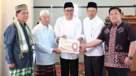 Walikota Alfin menyerahkan bantuan dana Rp 5 juta untuk pembangunan Masjid Nurul Falah.