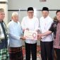 Walikota Alfin menyerahkan bantuan dana Rp 5 juta untuk pembangunan Masjid Nurul Falah.