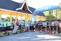 Wali Kota Sungai Penuh bersama TP PKK melepas peserta Juara Fun Run sebagai simbol ajakan hidup sehat.