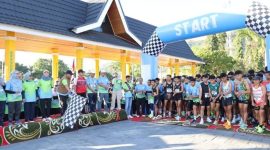 Wali Kota Sungai Penuh bersama TP PKK melepas peserta Juara Fun Run sebagai simbol ajakan hidup sehat.
