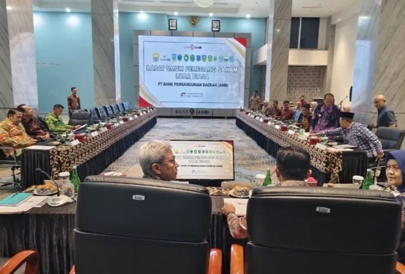 Wakil Wali Kota Sungai Penuh, Azhar Hamzah, menghadiri RUPS Tahunan dan RUPS Luar Biasa Bank Jambi di Gedung Mahligai 9, Minggu malam (24/8).
