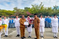 Walikota Alfin berfoto bersama anggota Paskibraka usai penyambutan di SMAN 2 Kota Sungai Penuh.