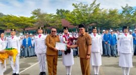 Walikota Alfin berfoto bersama anggota Paskibraka usai penyambutan di SMAN 2 Kota Sungai Penuh.
