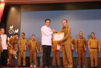 Wakil Wali Kota Sungai Penuh, Azhar Hamzah, menerima Surat Tanda Registrasi Tim Tanggap Insiden Siber dari BSSN di Auditorium Rumah Dinas Gubernur Jambi, Senin (25/8/2025)
