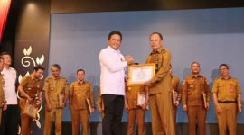 Wakil Wali Kota Sungai Penuh, Azhar Hamzah, menerima Surat Tanda Registrasi Tim Tanggap Insiden Siber dari BSSN di Auditorium Rumah Dinas Gubernur Jambi, Senin (25/8/2025)