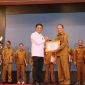 Wakil Wali Kota Sungai Penuh, Azhar Hamzah, menerima Surat Tanda Registrasi Tim Tanggap Insiden Siber dari BSSN di Auditorium Rumah Dinas Gubernur Jambi, Senin (25/8/2025)