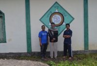 Mbah Darmo menjelaskan filosofi Sapta Darma kepada Dally Sandradipura di Kayu Aro.( Foto ist)

