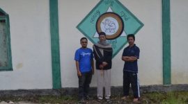 Mbah Darmo menjelaskan filosofi Sapta Darma kepada Dally Sandradipura di Kayu Aro.( Foto ist)
