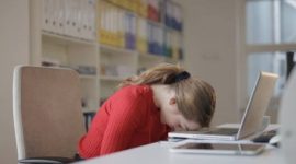 Ilustrasi karyawan tertidur  karena mengantuk di siang hari. (Foto: Pexels)