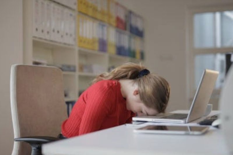 Ilustrasi karyawan tertidur  karena mengantuk di siang hari. (Foto: Pexels)