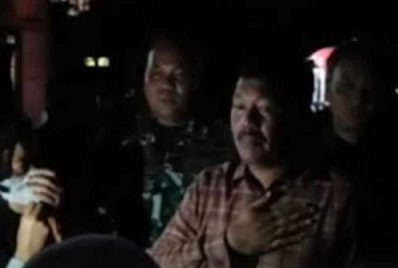 Bupati Monadi mediasi warga buka blokir jalan nasional.
