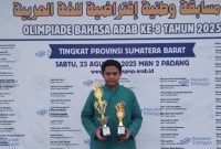 Habib Qolbi, siswa berprestasi Smansa Solsel, membanggakan sekolah dengan prestasinya sebagai Juara II Olimpiade Bahasa Arab Provinsi Sumbar.
