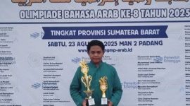 Habib Qolbi, siswa berprestasi Smansa Solsel, membanggakan sekolah dengan prestasinya sebagai Juara II Olimpiade Bahasa Arab Provinsi Sumbar.

