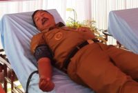 Bupati Kerinci, Monadi, ikut menyumbangkan darah saat kegiatan donor darah di Kejaksaan Negeri Sungai Penuh, Selasa (26/8/2025).