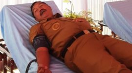 Bupati Kerinci, Monadi, ikut menyumbangkan darah saat kegiatan donor darah di Kejaksaan Negeri Sungai Penuh, Selasa (26/8/2025).