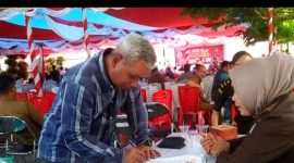 H. Aslori dari Humas PT KMH ikut mendonor darah dalam rangka Hari Adhyaksa ke-80 di Kejaksaan Negeri Kerinci.