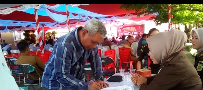 H. Aslori dari Humas PT KMH ikut mendonor darah dalam rangka Hari Adhyaksa ke-80 di Kejaksaan Negeri Kerinci.