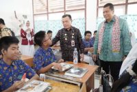 Gubernur Jambi Al Haris bersama Wamen PAN-RB Purwadi Arianto meninjau langsung pelaksanaan Program Makan Bergizi Gratis (MBG) di SMAN 10 Kota Jambi, Kamis (18/9/2025).
