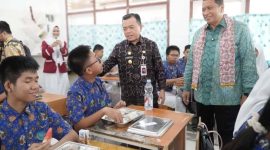 Gubernur Jambi Al Haris bersama Wamen PAN-RB Purwadi Arianto meninjau langsung pelaksanaan Program Makan Bergizi Gratis (MBG) di SMAN 10 Kota Jambi, Kamis (18/9/2025).
