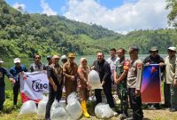 Maya Novefry Handayani bersama PT EDC menabur benih ikan semah di Danau Duo.